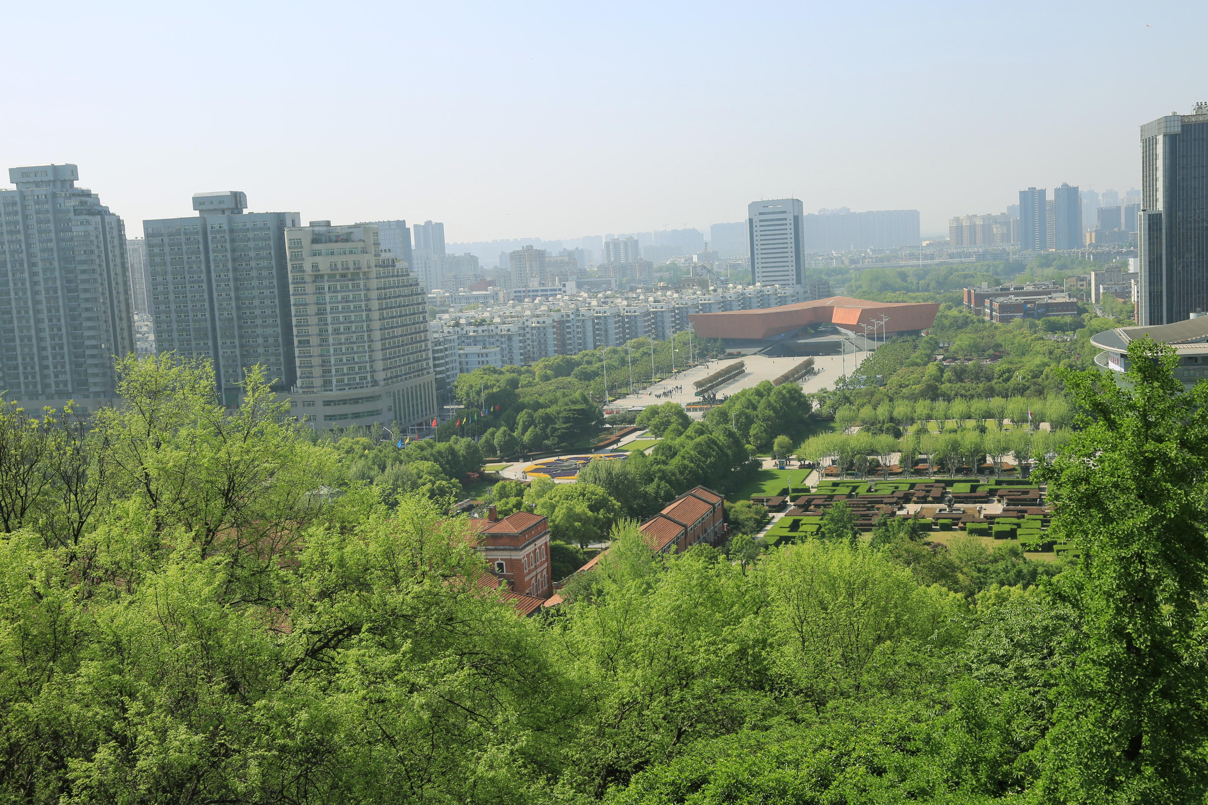 张家界5日的旅游团，路过武汉，只从蛇山上的黄鹤楼上