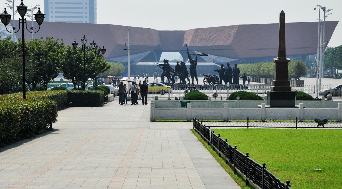 张家界5日的旅游团，路过武汉，只从蛇山上的黄鹤楼上